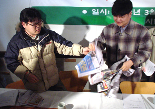 안티조선운동 동참을 상징하는 '조선일보 절단 퍼포먼스'를 하고 있는 참가자들. 